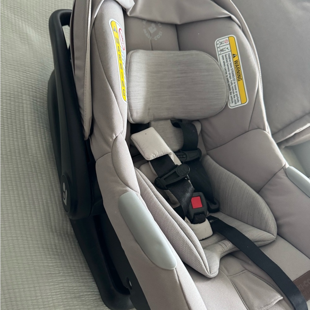 Chicco Infant Car Seat in Gray